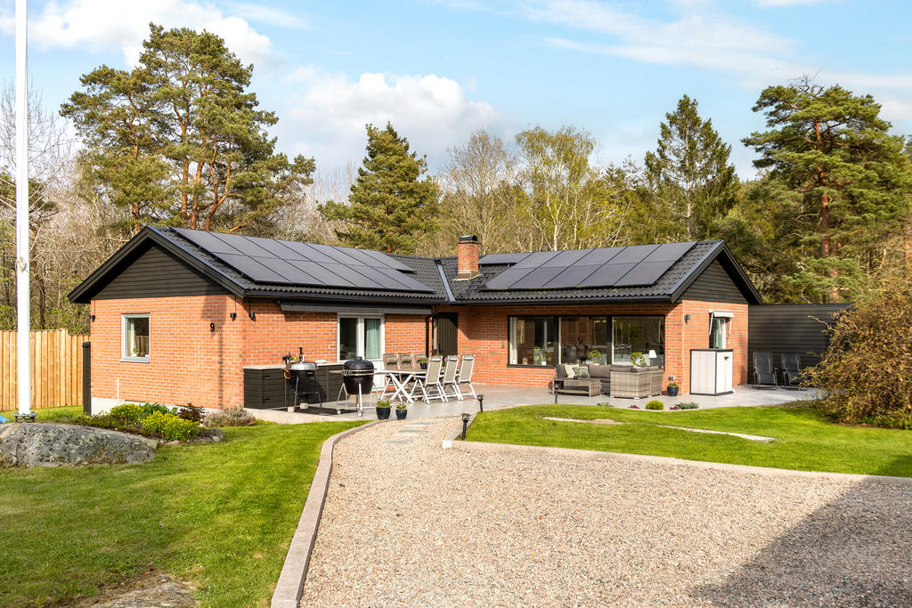 En renoverad villa med härliga ytor inne som ute.
Nytt tak och solceller gjordes 2022 och ger låga uppvärmningskostnader