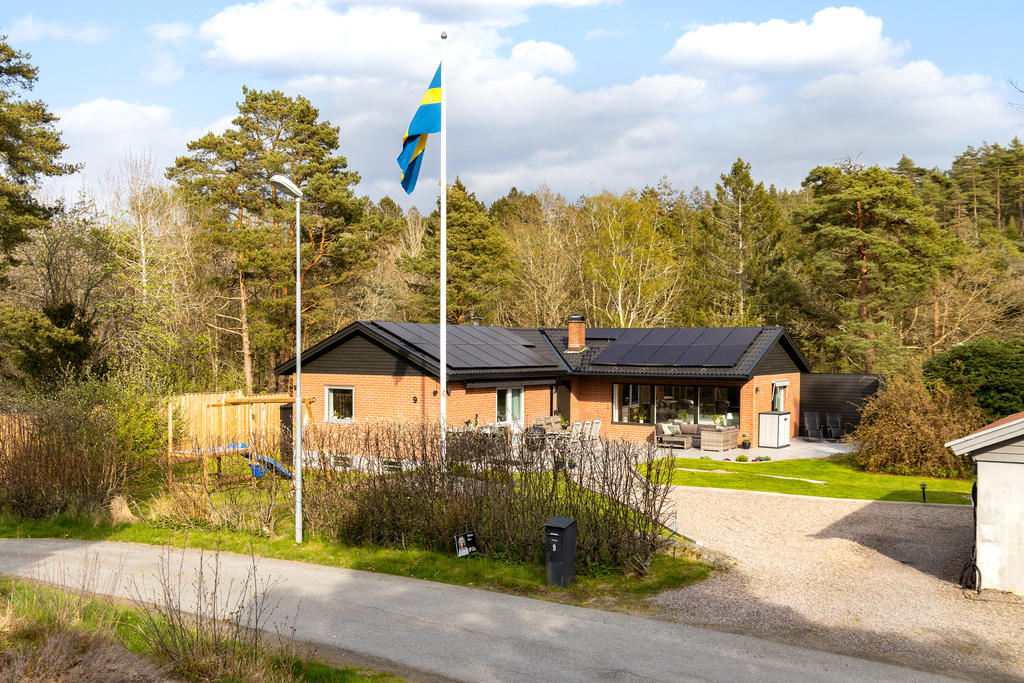 Nytt tak och solceller gjordes 2022 och ger låga uppvärmningskostnader