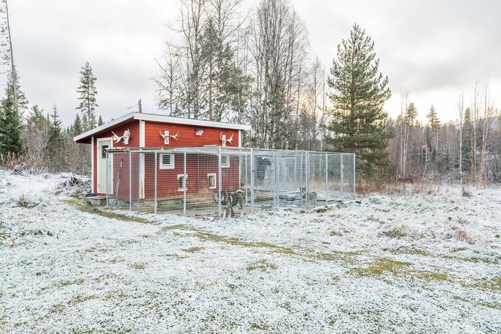 Hundgårdarna (galler-sektionerna) ingår ej. 