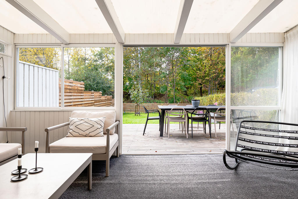 Rymlig altan och öppen uteplats utanför