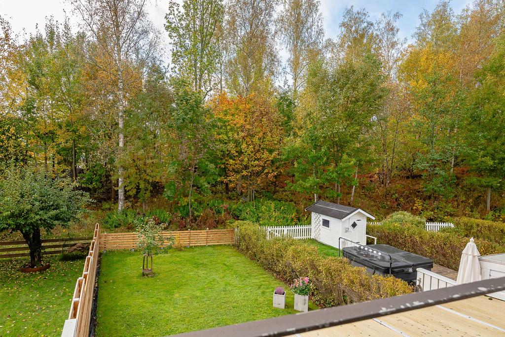 Utsikt från balkongen över trädgården