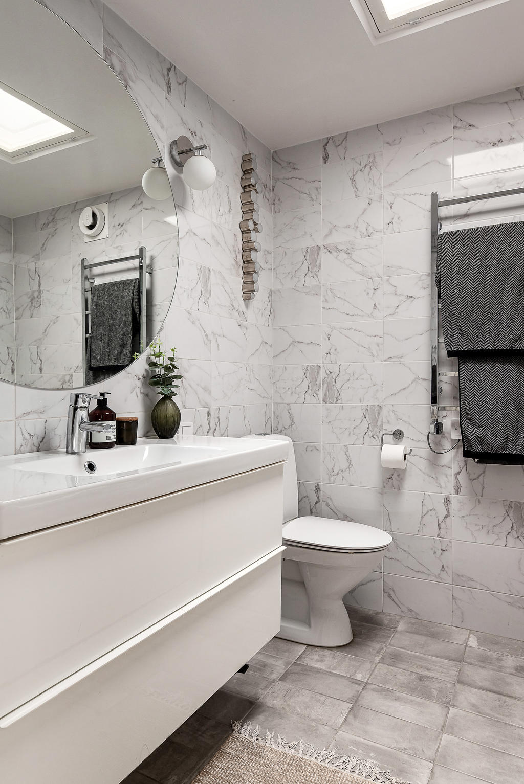 Badrum med klinkergolv (golvvärme) och helkaklade väggar