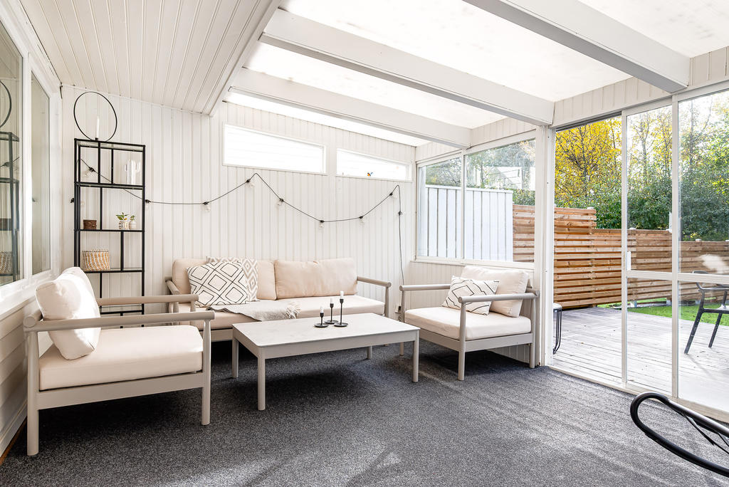 Inglasad altan som förlänger årstiderna ute över vår och höst