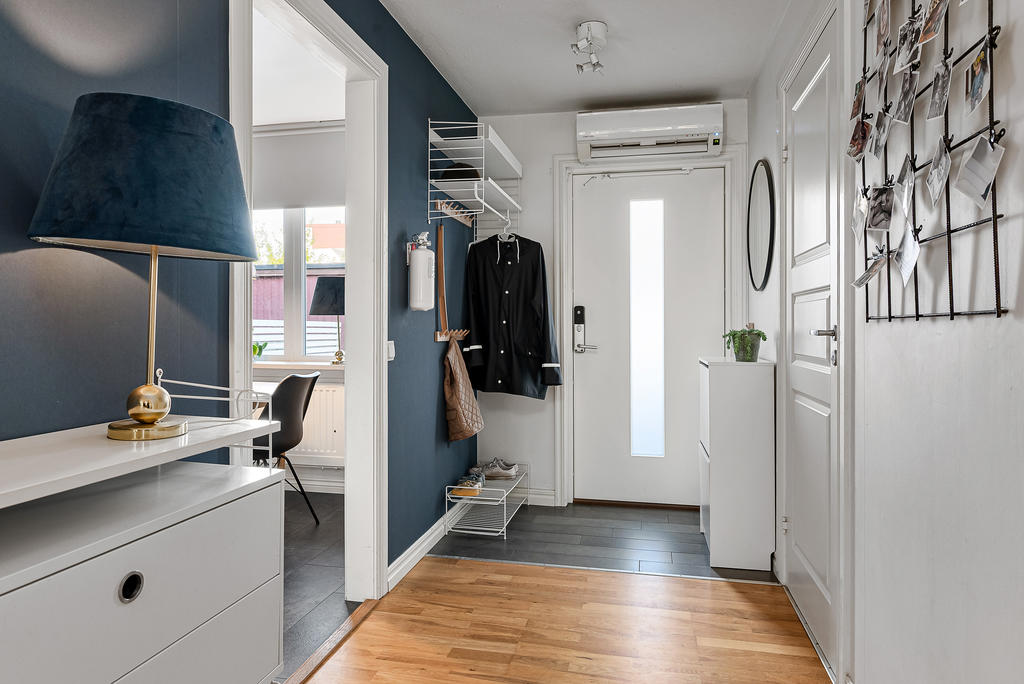 Hall med ny entrédörr och luft-/luftvärmepump