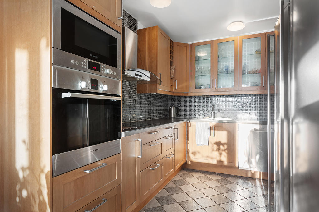 Kök i vinkel ger gott om förvaring och bra  arbetsytor, stor kyl och stor frys