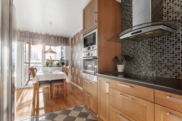 Renoverat kök med utgång till balkong i fint solläge