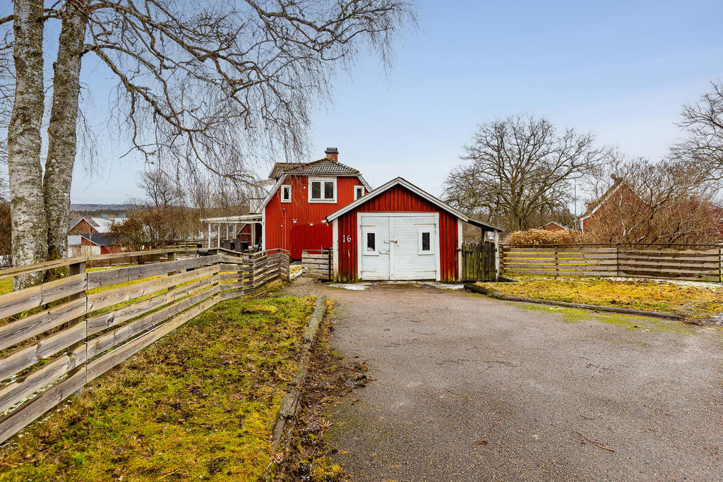 Garage och förrådsbyggnad