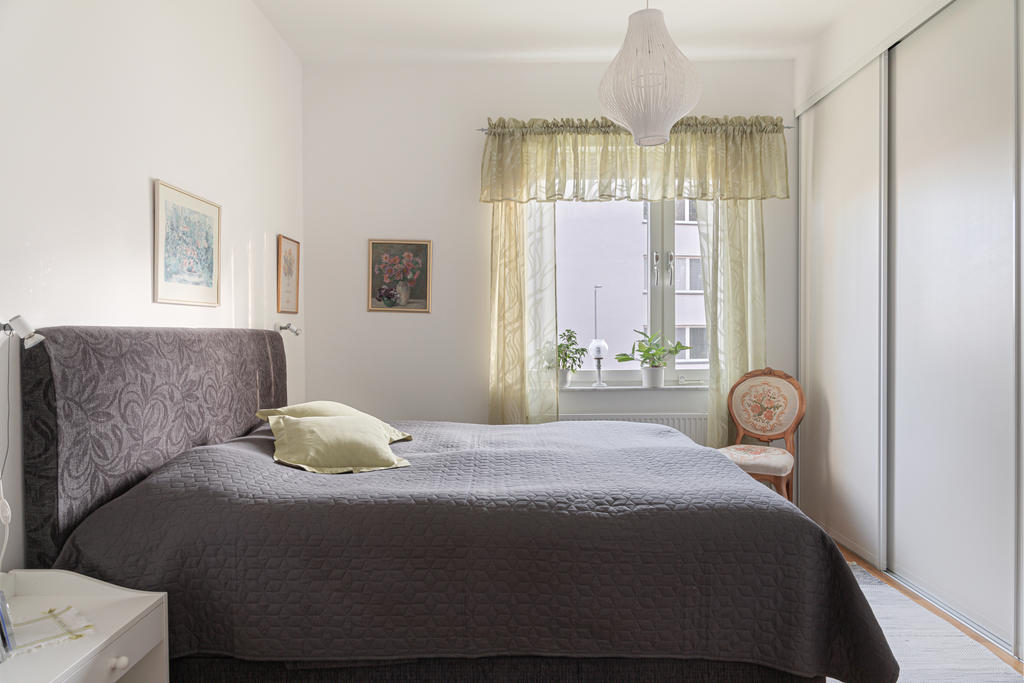 Stora sovrummet med inbyggda garderober längs ena väggen