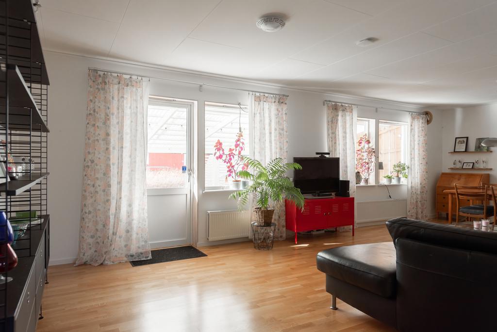 Vardagsrum vy mot altandörr