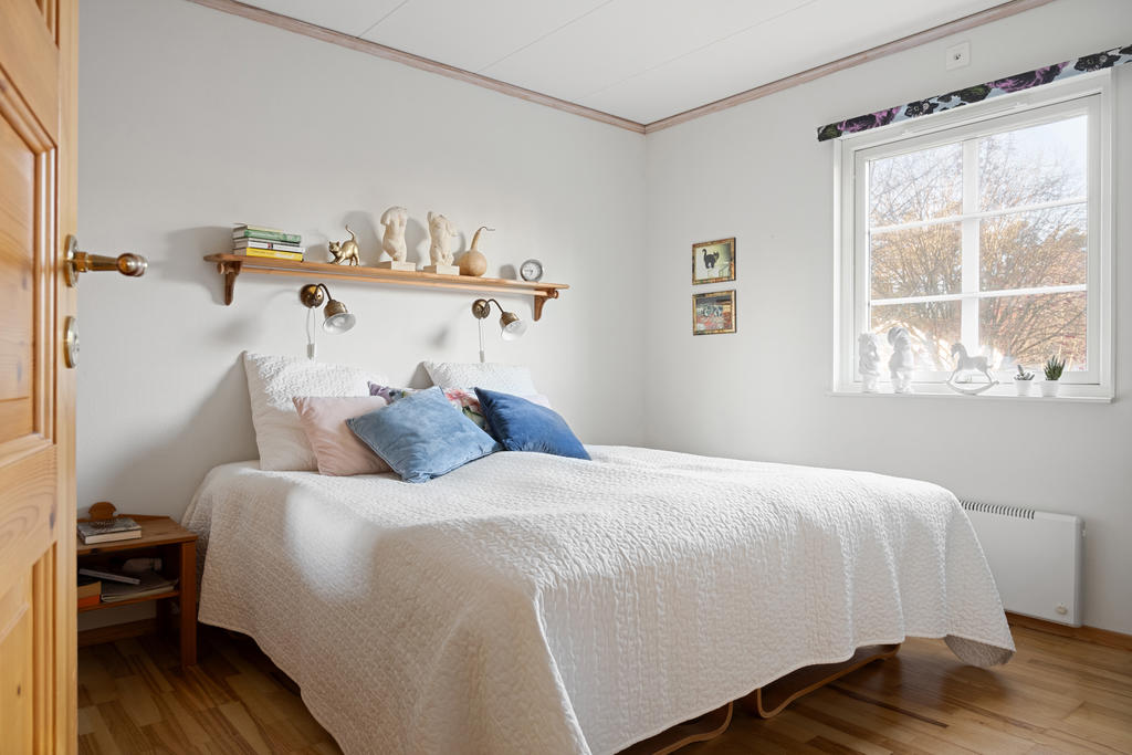 Master bedroom imponerar med rymlighet och bekvämlighet, perfekt för en stor dubbelsäng och garderober.