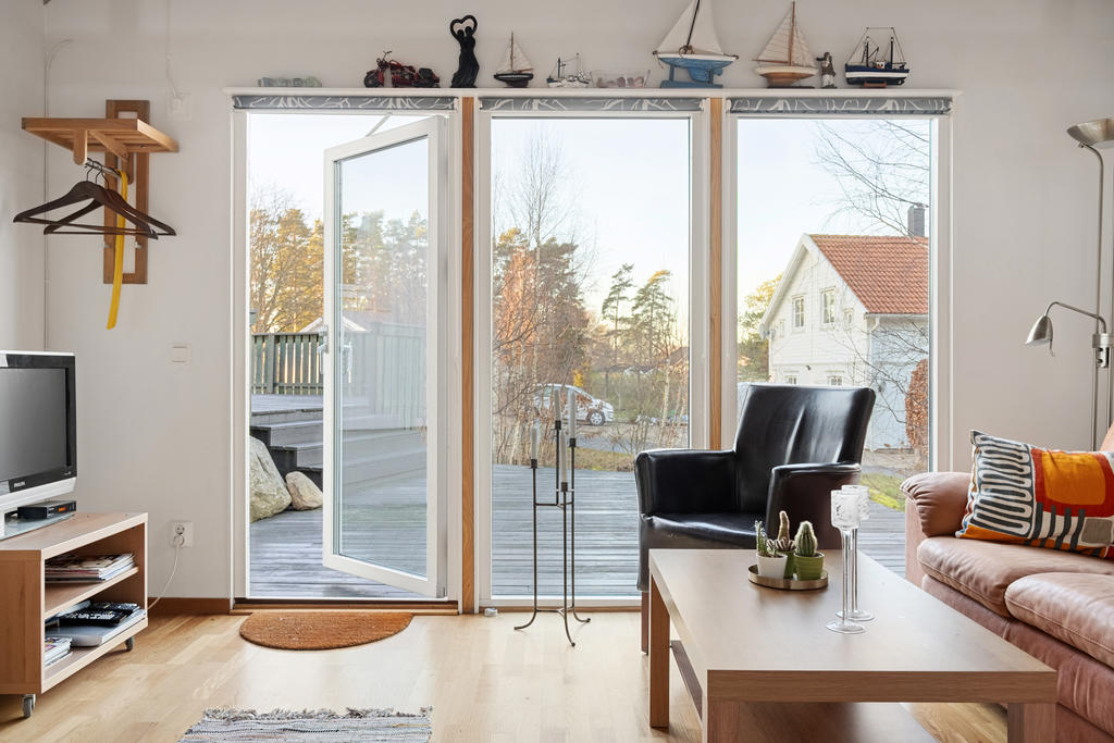 Direktutgång till terrassen som lägger i soligt sydvästläge!