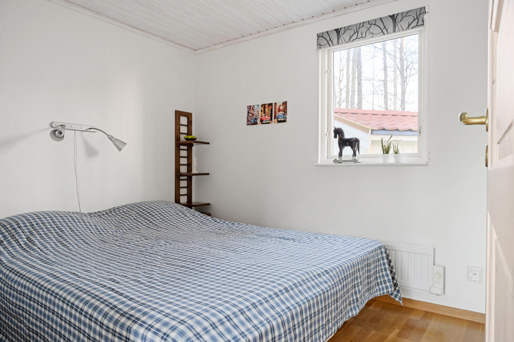 Master bedroom i annexet med härligt ljusinsläpp.