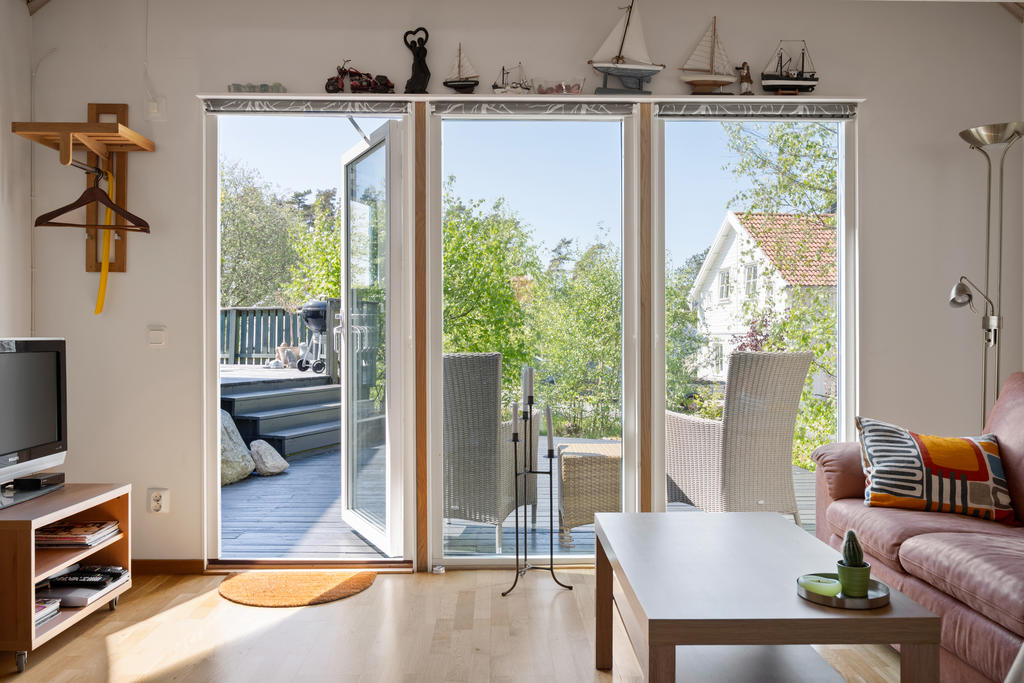 Direktutgång till terrassen som lägger i soligt sydvästläge!