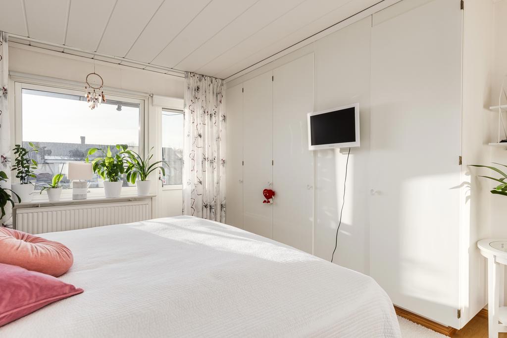 Annan vinkel med garderobsvägg.