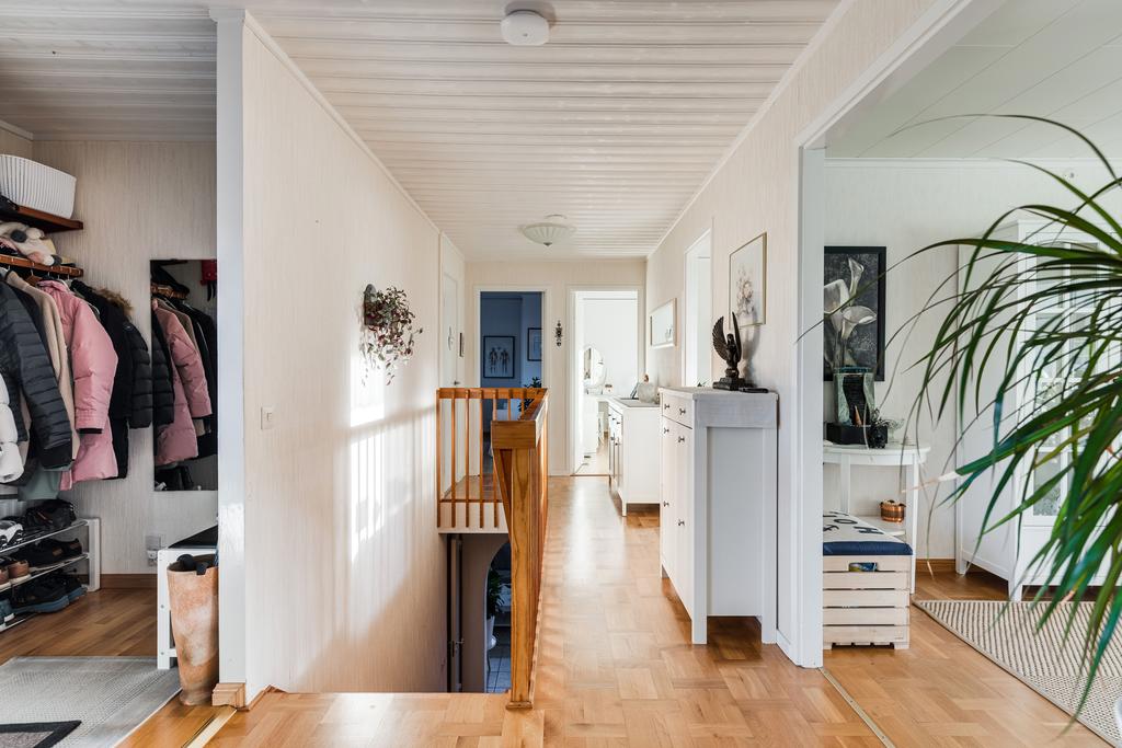 Översikt övre plan och trappa till källarplan.