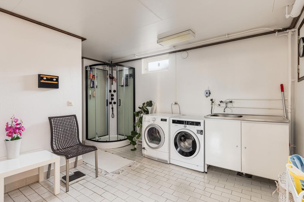 Tvättavdelning med duschkabin.