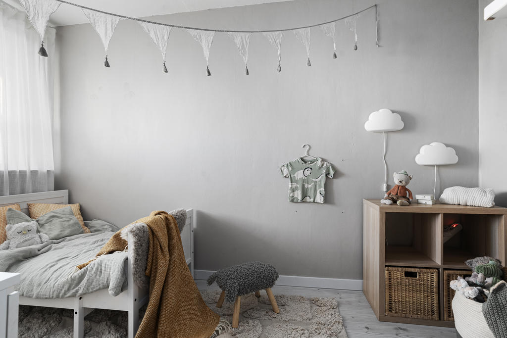 Sovrum 2 som passar perfekt som barnrum eller om man har behov av ett större hemmakontor / gästrum