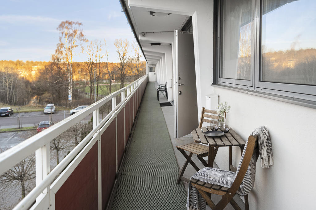 Plats för mindre fikabord i anslutning till entrén