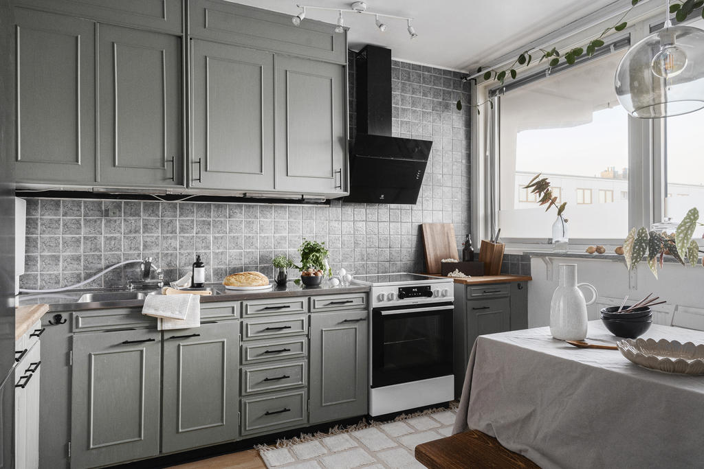 Kök där luckorna målats om av ägarna, bra med ytor och här får man även plats med frukostbord