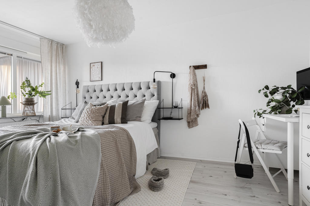 Sovrum 1 - Rymligt sovrum med plats för hemmakontor och utgång till inglasat uterum i söderläge