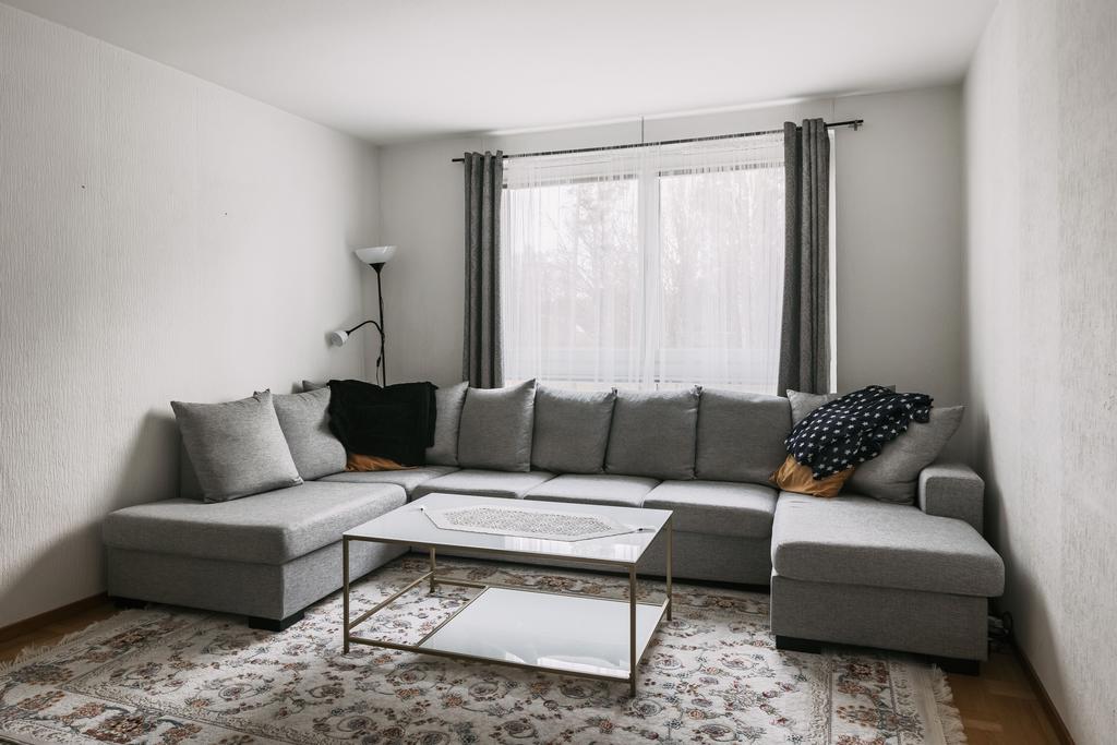 Vardagsrum med härligt ljusinsläpp, samt fräscha ytskikt i form av bland annat tapet med struktur