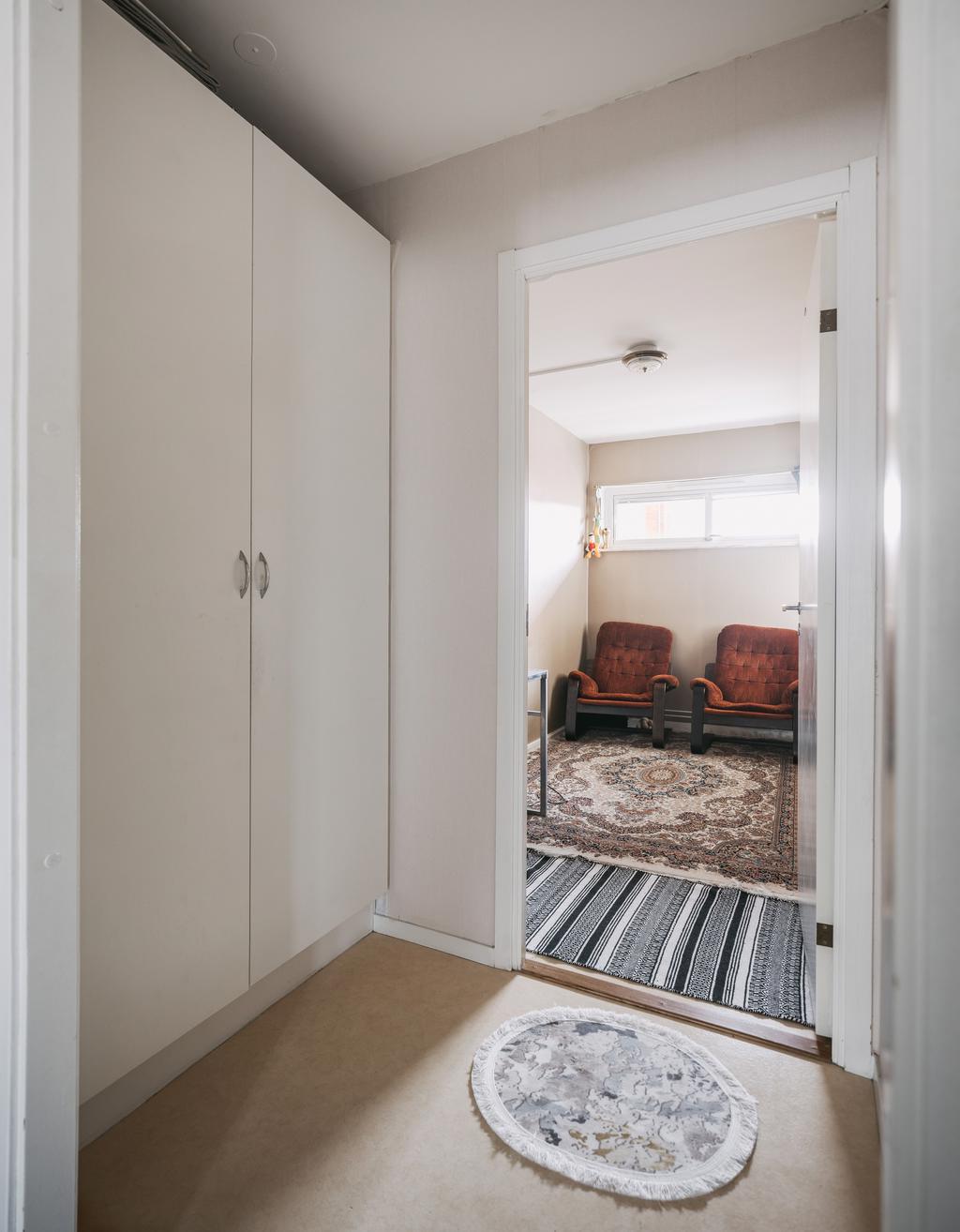 Ingång till sovrum 2, även här goda förvaringsmöjligheter