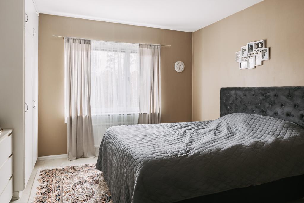 Stora sovrummet, här erbjuds goda förvaringsmöjligheter