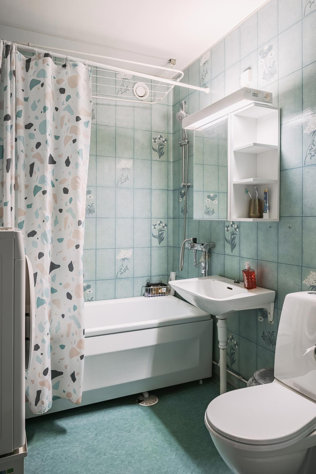 Fräscht badrum med ytskikt i kakel samt våtrumsmatta 