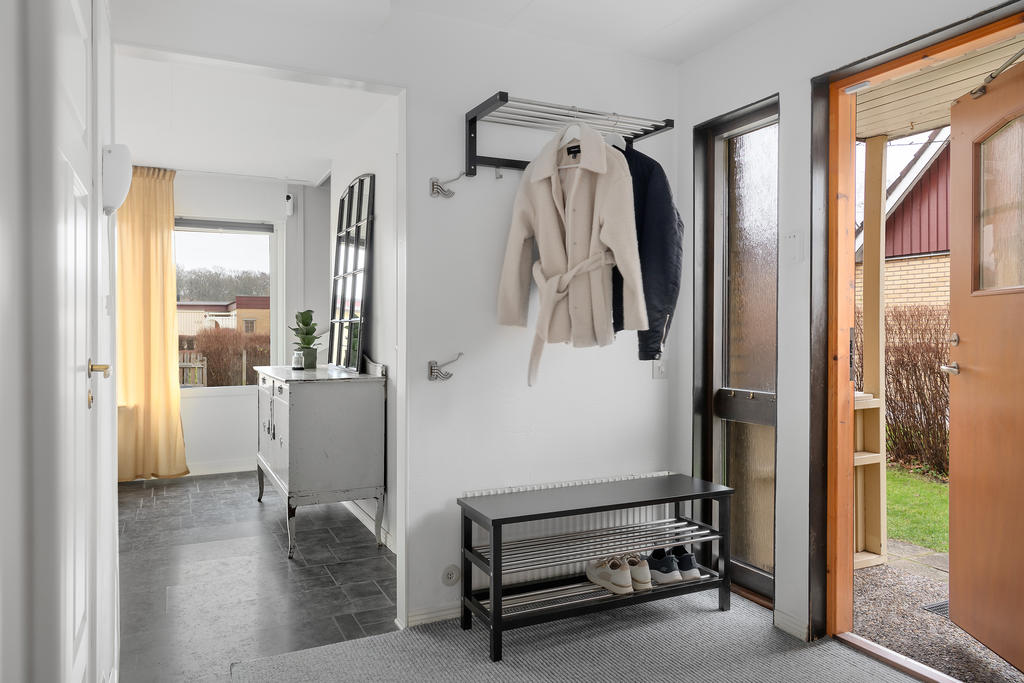 Rymlig hall med kök och matplats intill. 