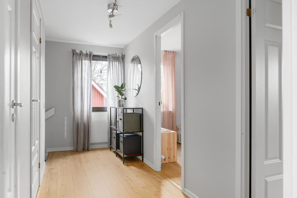 Möblerbar hall med extra fönster på gavel. 