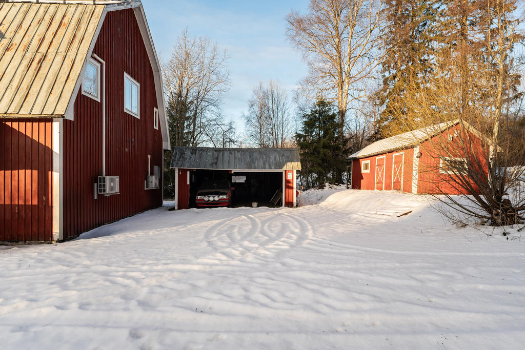 Skönt med carport och förrådsutrymmen!