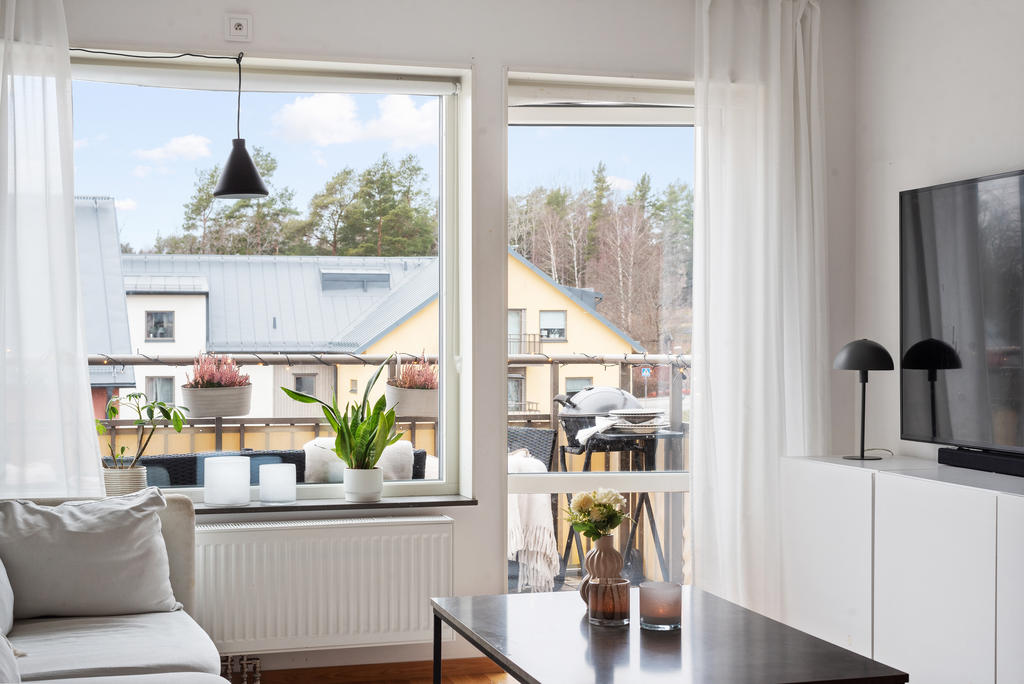 Vardagsrum med härligt ljusinsläpp från väster. Öppen planlösning mot kök och matsalsdel gör att helheten ger en rymlig känsla. Ekparkett, ljusa väggar och snedtak på vissa ställen vilket ger takvåningseffekt. 