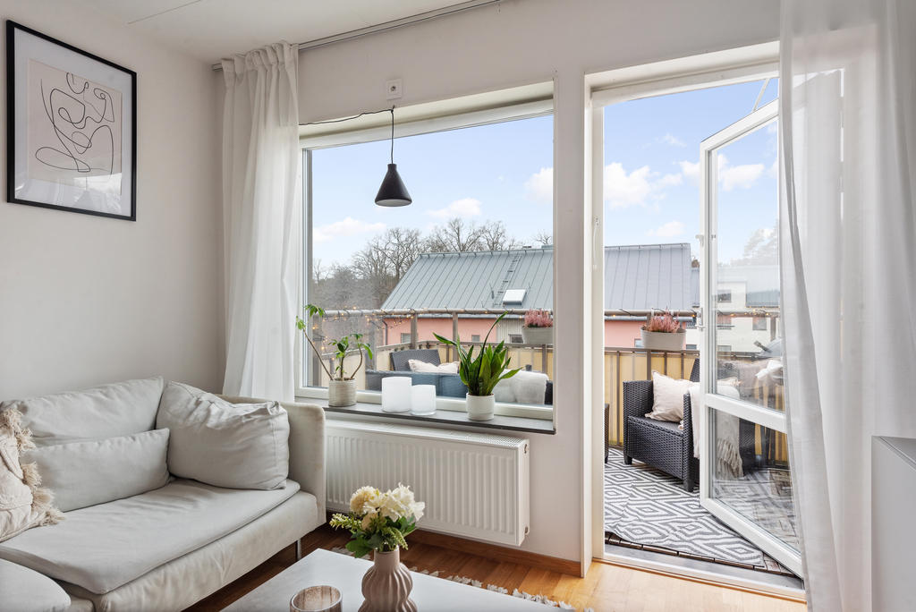 Vardagsrum med härligt ljusinsläpp från väster. Öppen planlösning mot kök och matsalsdel gör att helheten ger en rymlig känsla. Ekparkett, ljusa väggar och snedtak på vissa ställen vilket ger takvåningseffekt. 