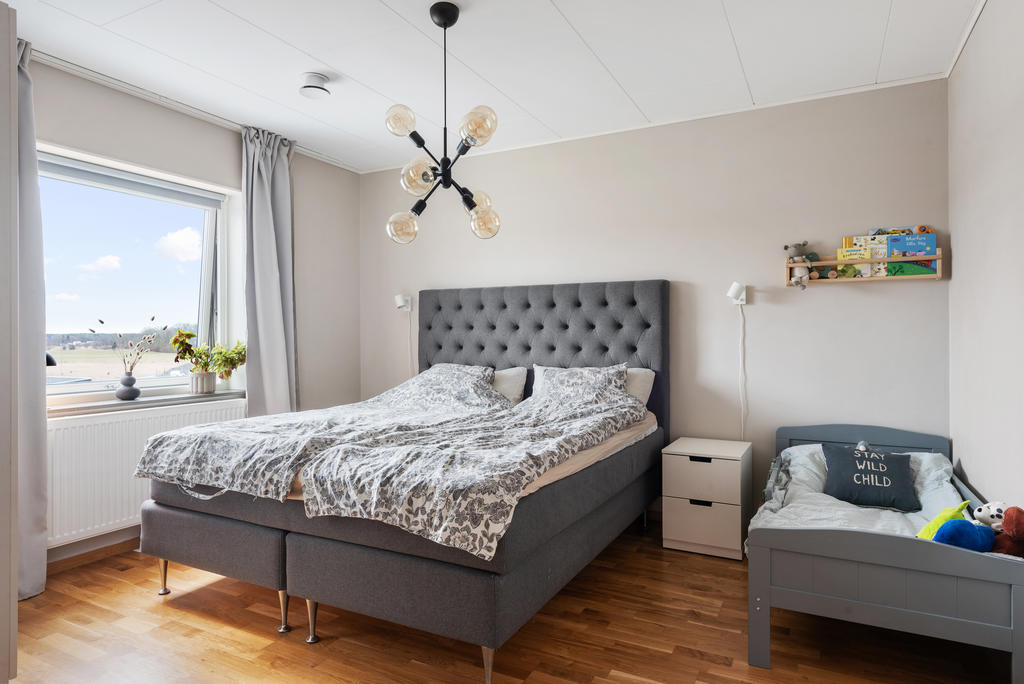 Mysigt sovrum med plats för en ordentlig dubbelsäng med tillbehör. Fönster mot öster med fin utsikt. Ljust målade väggar, vitt tak och fin ekparkett. 
