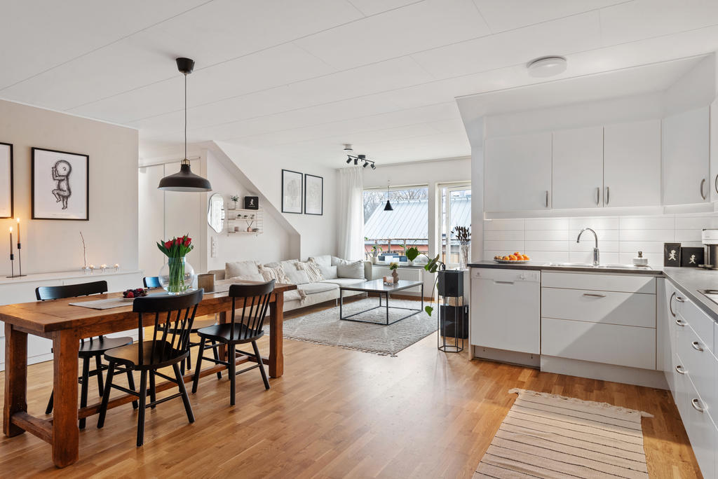 Generöst kök med bra arbetsytor för mat och bak. Vita luckor och lådförstycken, liggande kakel som stänkskydd, arbetsbänkar med mörk laminatskiva. Vitvaror från Electrolux från 2017.
