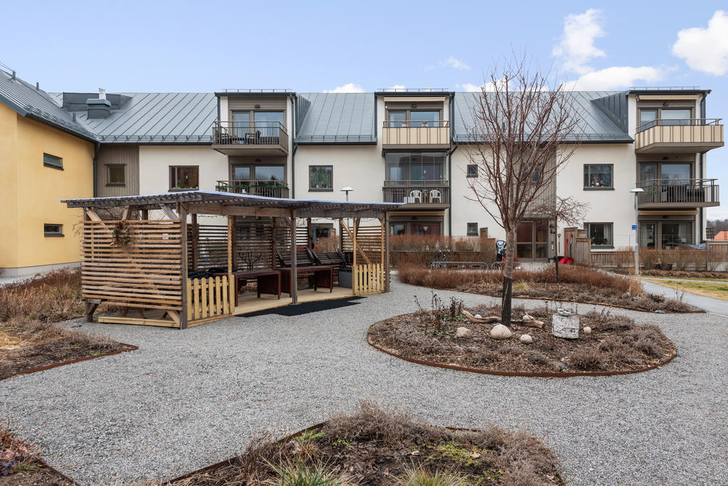 Fin trädgård med pergola i föreningen