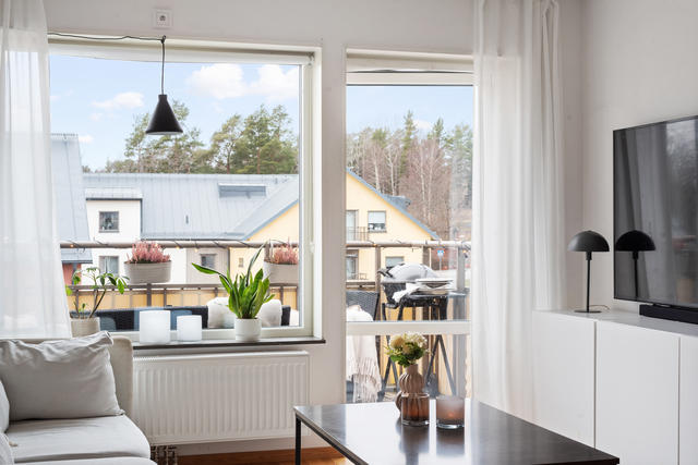 Vardagsrum med härligt ljusinsläpp från väster. Öppen planlösning mot kök och matsalsdel gör att helheten ger en rymlig känsla. Ekparkett, ljusa väggar och snedtak på vissa ställen vilket ger takvåningseffekt. 