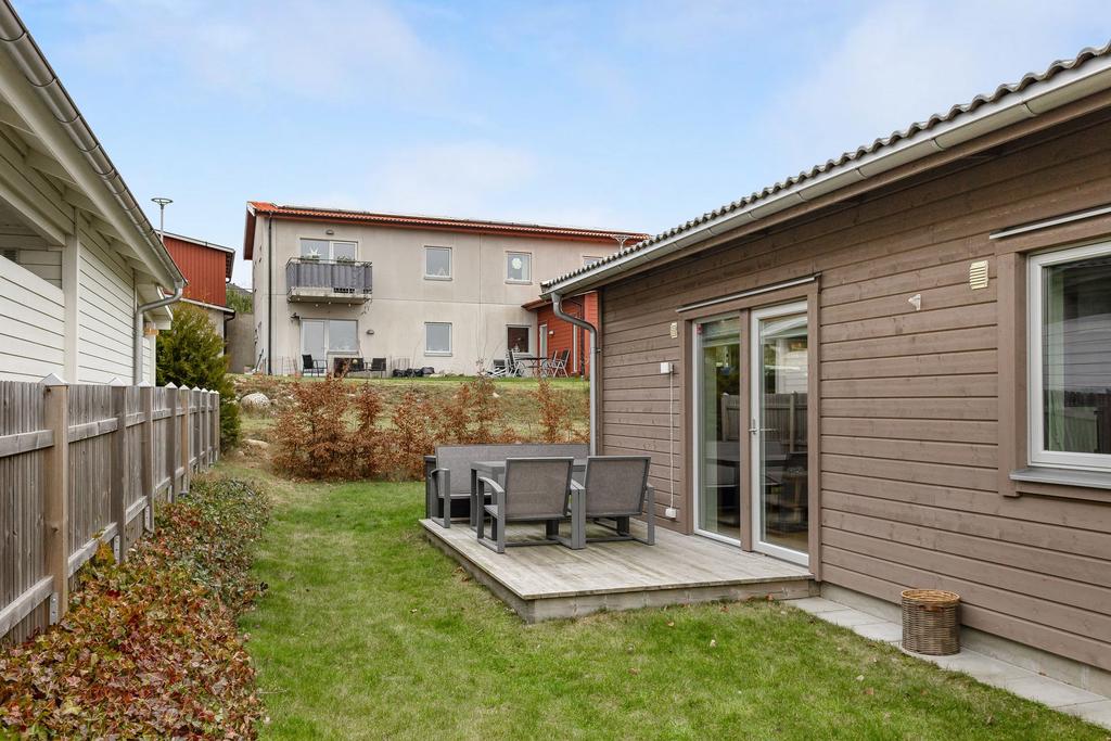 Här har ni en avskild uteplats med eftermiddags och kvällssol