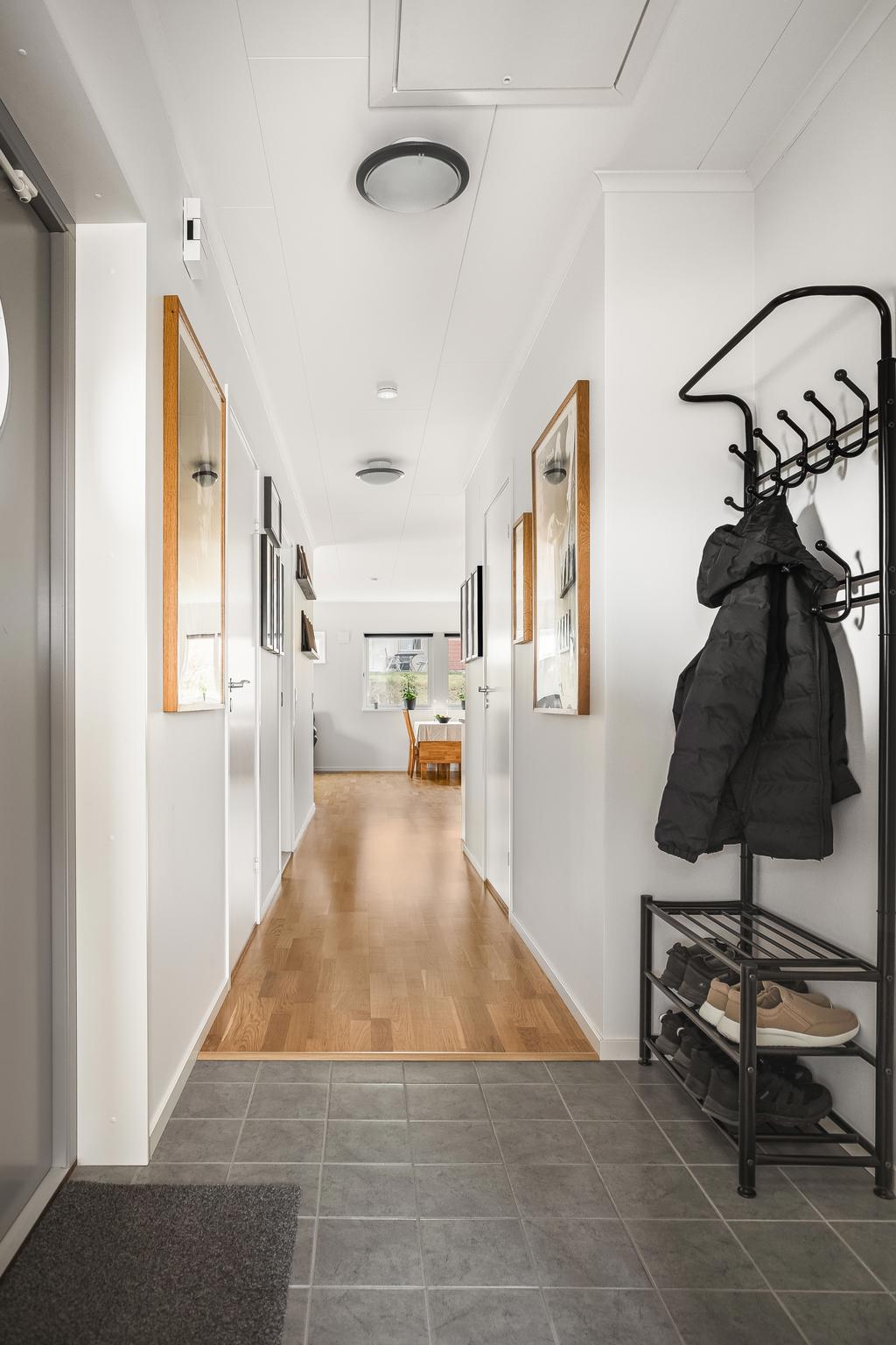 Praktiskt klinkergolv i hallen