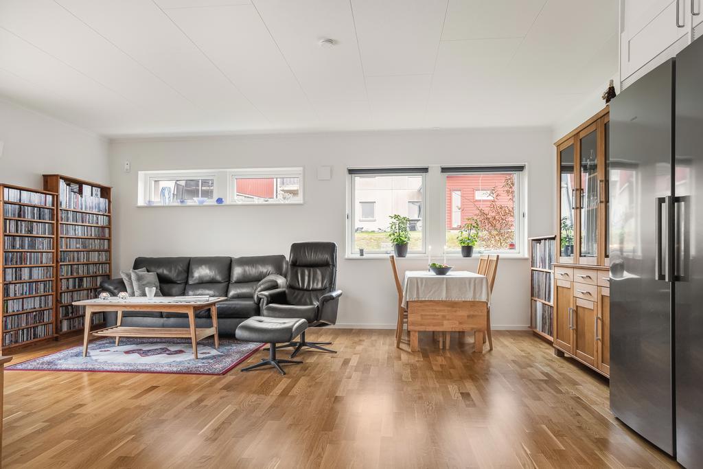 Kök och vardagsrum i öppen planlösning