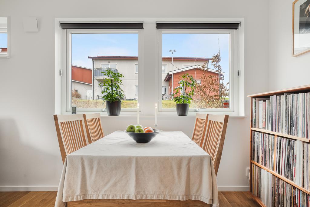 Matplats vid fönstret