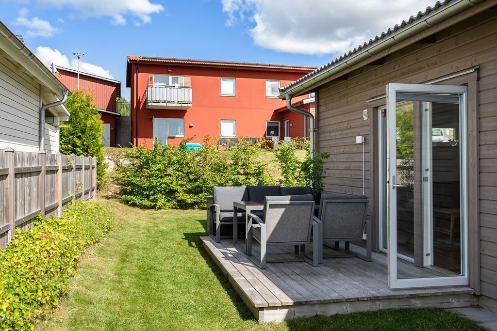 Här har ni en avskild uteplats med eftermiddags och kvällssol