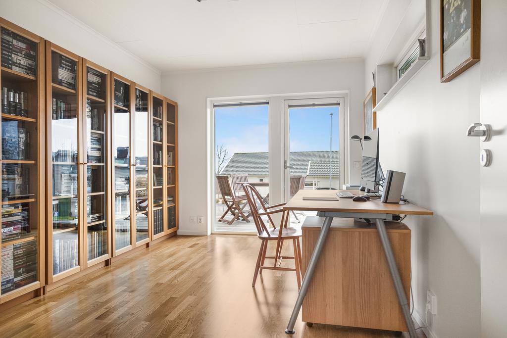 Det större sovrummet med utgång till uteplatsen på framsidan 