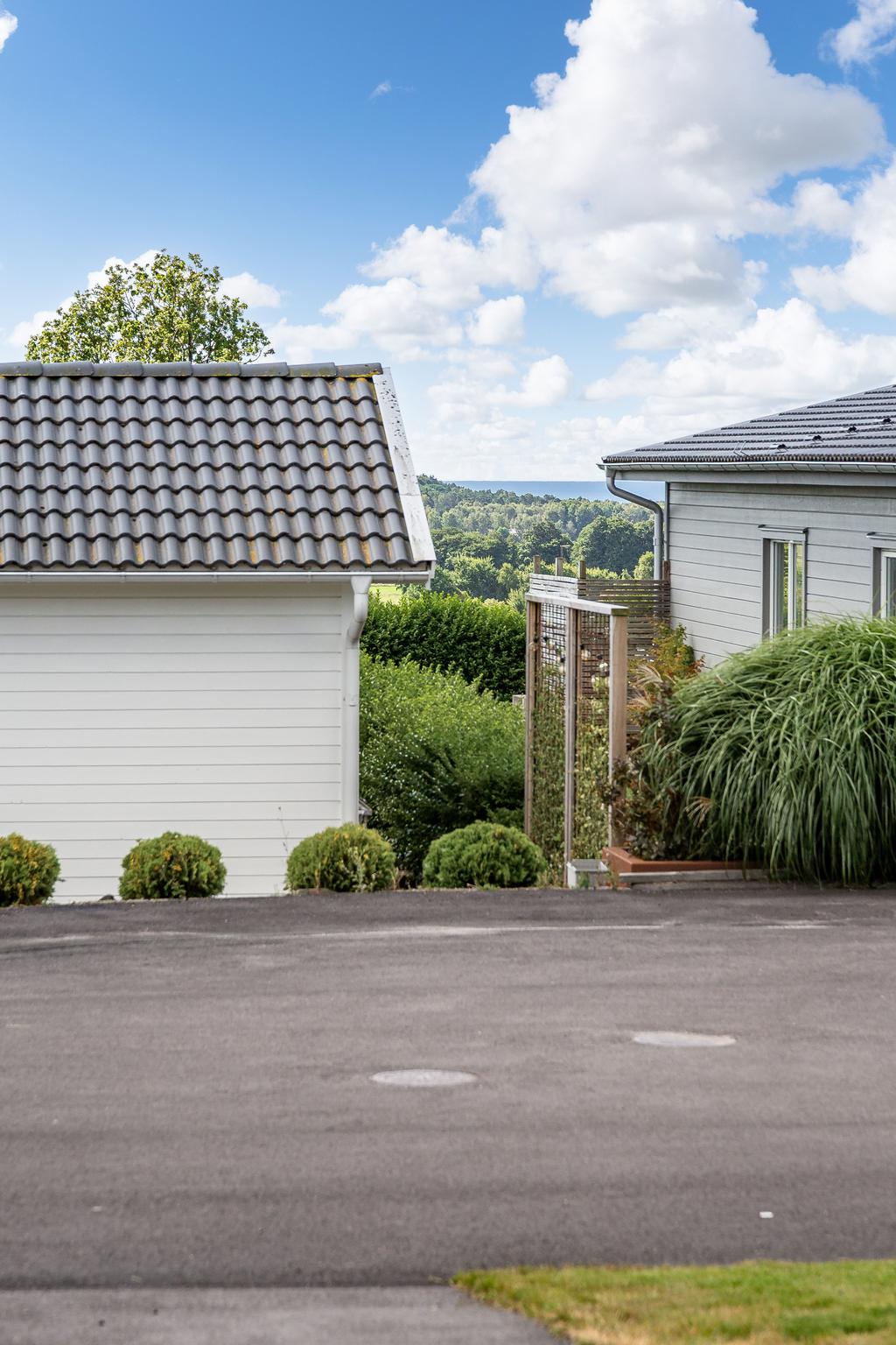 Vacker vy ner mot havet från uppfarten