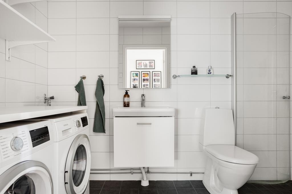 Helkaklat badrum i svart/vita nyanser