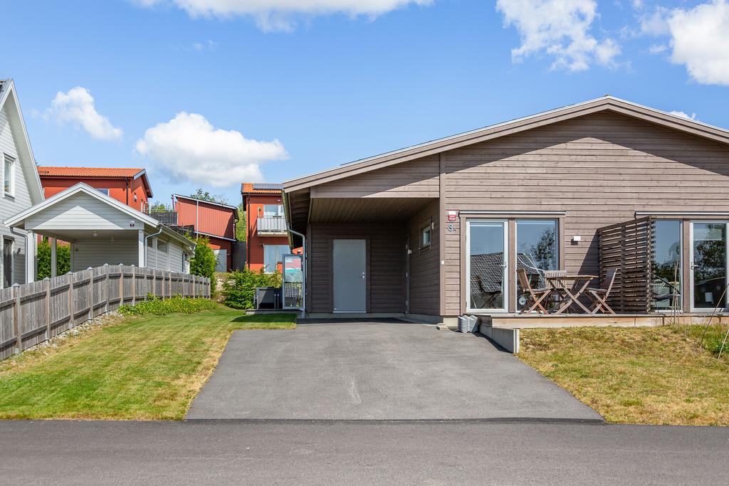 Rymlig asfalterad uppfart