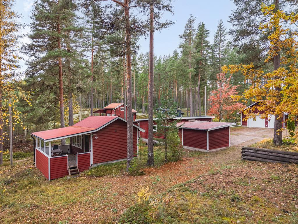 Flera byggnader på fastigheten