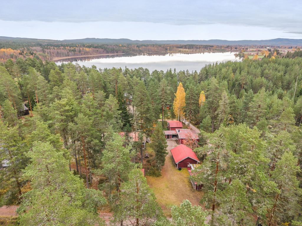 Vy över fastigheten och Mojesjön