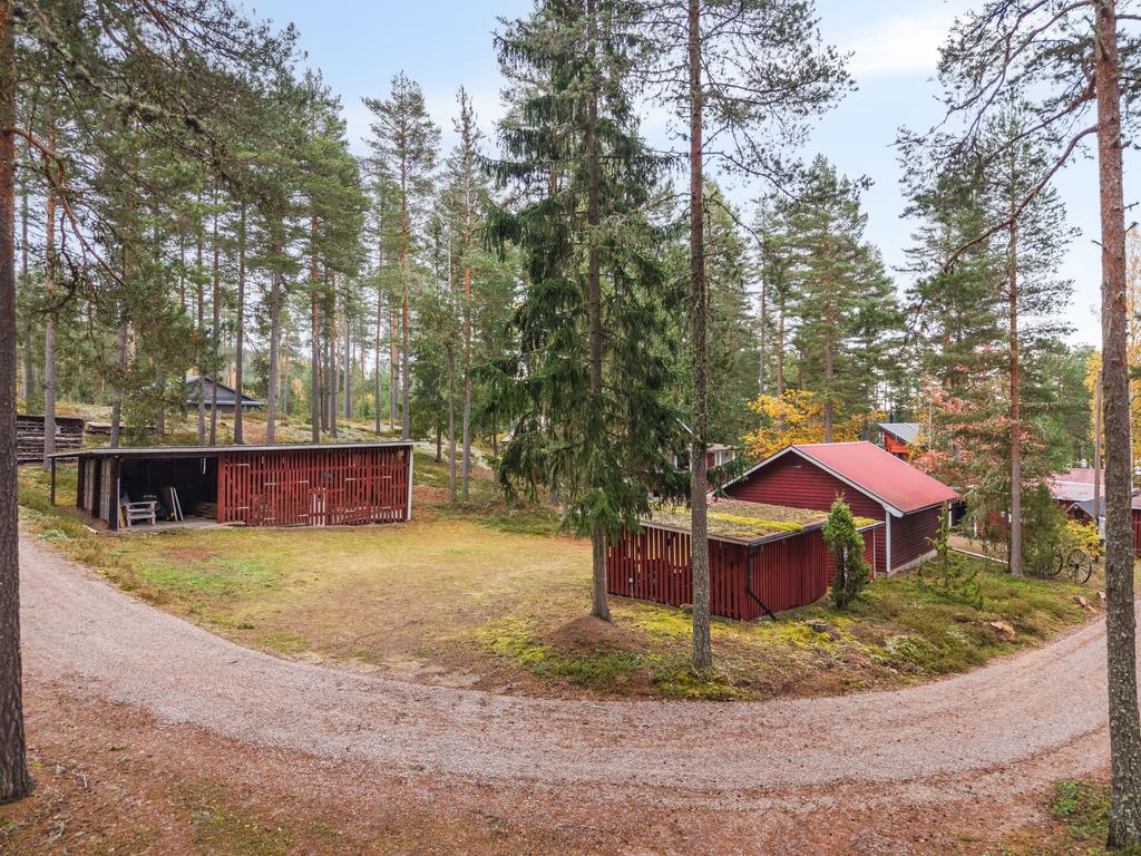 Flera förrådsutrymmen på fastigheten