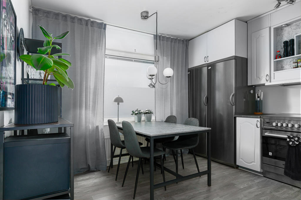 Kök med plats för matbord 